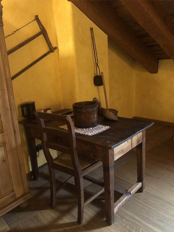 Clè du paradis - scrivania in legno e oggetti tradizionali